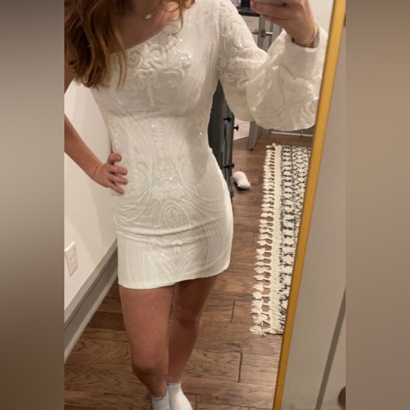 White one-sleeve dress with sequin design - Picture 2 of 3